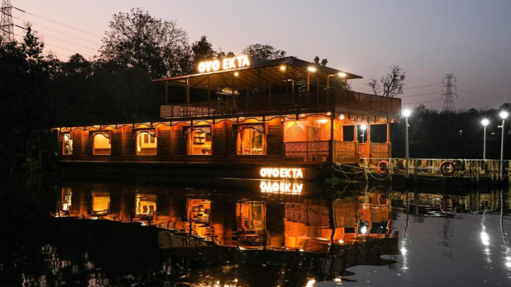 houseboat at kevadia